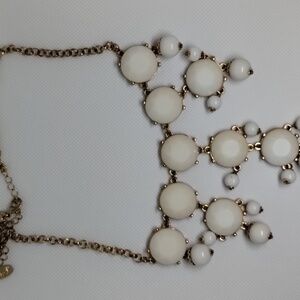 Accent necklace white and gold